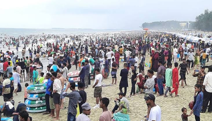 কক্সবাজার সমুদ্র সৈকতে পর্যটকে ভরপুর