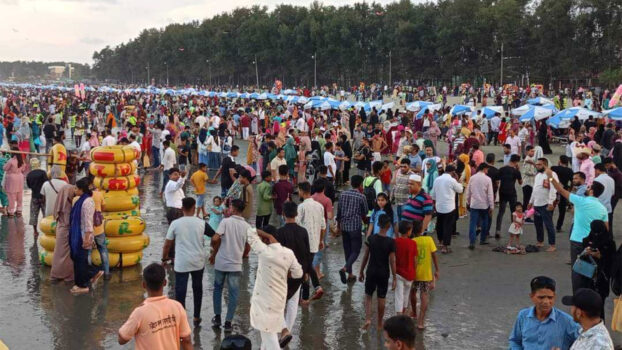 কক্সবাজারে পর্যটকের ভিড়, ফন্দি ফিকিরে হোটেলগুলোর অতিরিক্ত অর্থ আদায়