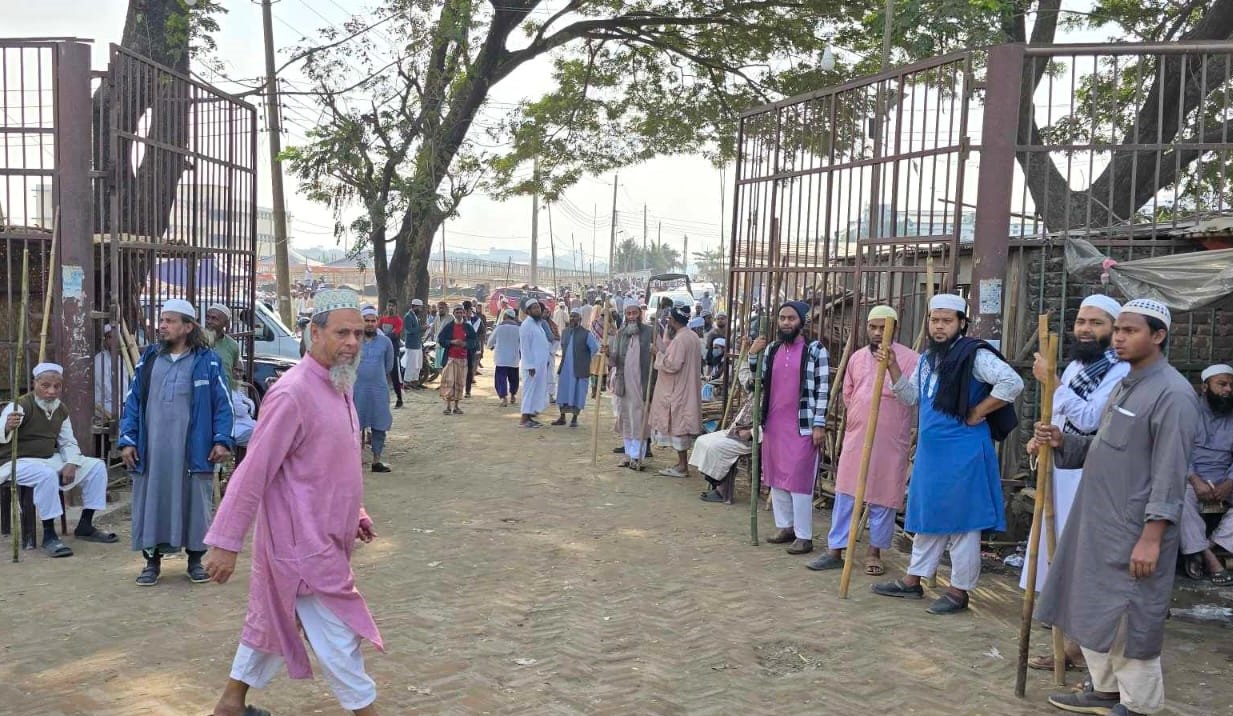 Stick-wielding devotees at Ijtema ground have taken position in an apparent attempt to prevent the rival group – Photo newsnextbd.com 