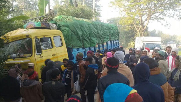 সাঁথিয়ায় করিমনে ট্রাকের ধাক্কায় তিন শ্রমিক নিহত