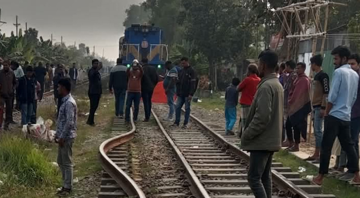 অল্পের জন্য রক্ষা পেল বনলতা এক্সপ্রেস ট্রেন