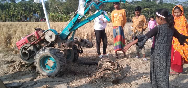 পিতার সামনে ট্রাক্টরের ফালে ক্ষতবিক্ষত হয়ে ছেলের করুন মৃত্যু