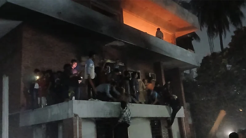 বিক্ষোভ ভাঙচুরের মধ্যে ধানমন্ডি ৩২ নম্বরে অগ্নিসংযোগ
