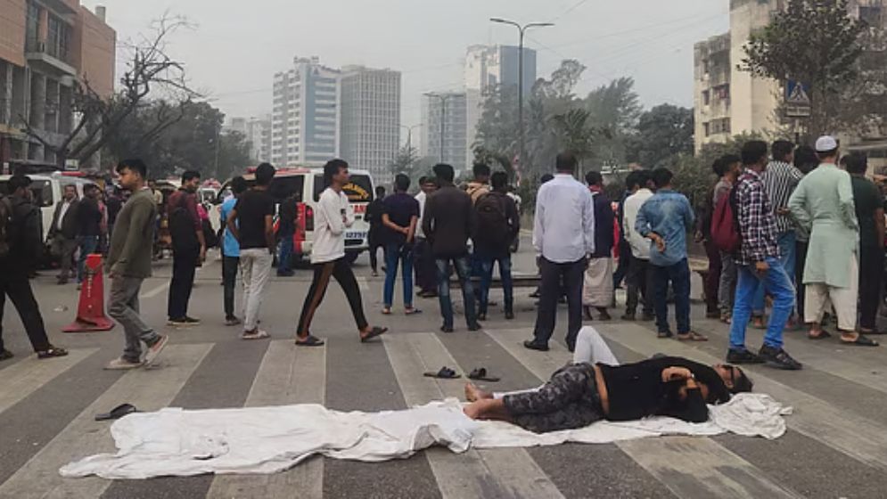 আগারগাঁয়ে মিরপুর রোডের উভয় পাশে বিক্ষোভ করছে জুলাই অভ্যুত্থানে আহতরা