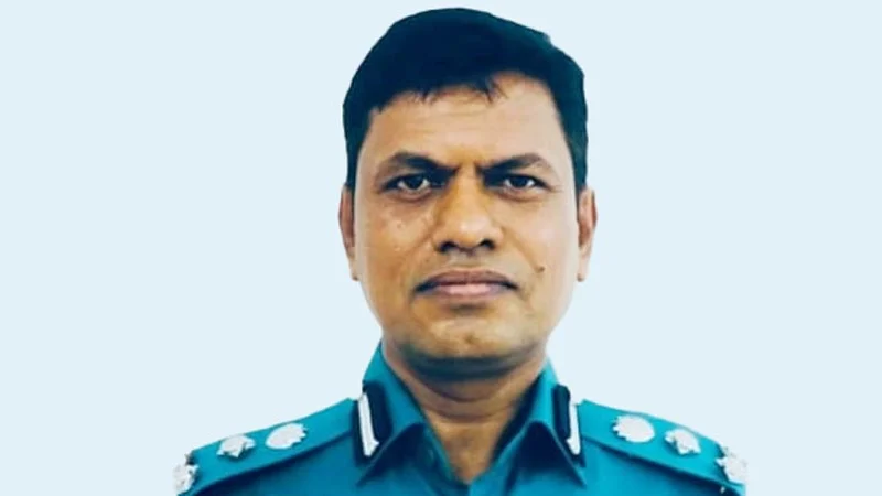 পুলিশের সাবেক উপমহাপরিদর্শক (ডিআইজি) মোল্যা নজরুল ইসলাম। সাবেক ডিআইজিসহ পুলিশের ৪ কর্মকর্তা আটক