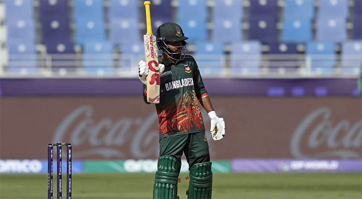 ধারাবাহিক ব্যাটিং বিপর্যয়ে হৃদয়ের লড়াকু সেঞ্চুরি