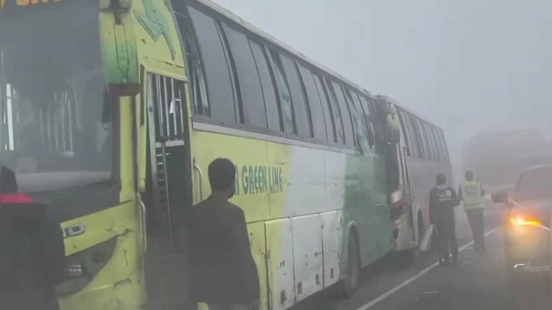 এক্সপ্রেসওয়েতে বাসের ধাক্কায় পিকআপভ্যানের চালকসহ নিহত ২