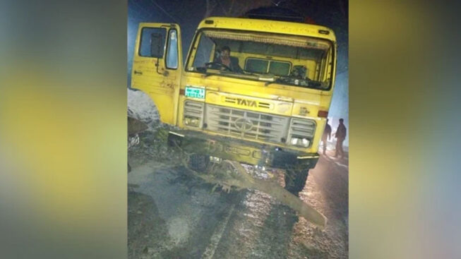 মধ্যরাতে সড়কে গাছ ফেলে ৪০ গাড়িতে ডাকাতি