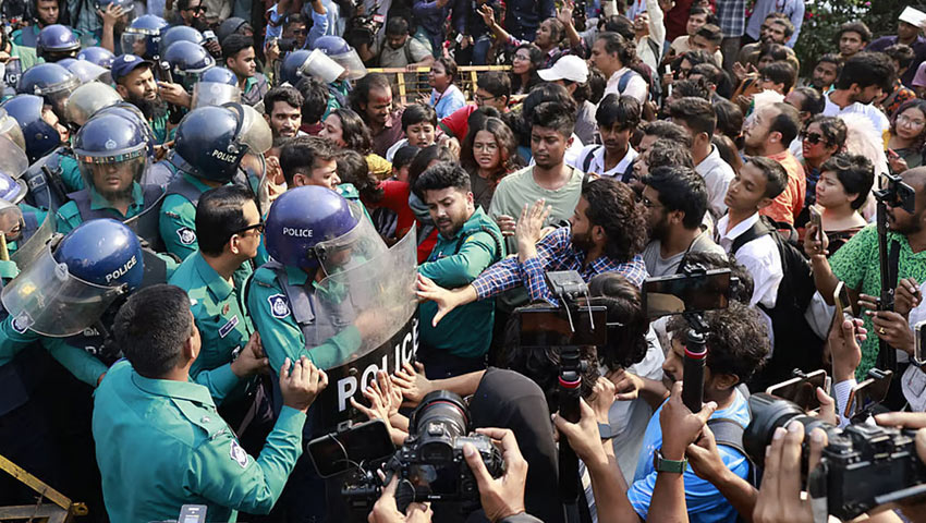 ধর্ষণবিরোধী পদযাত্রা থেকে পুলিশের ওপর হামলায় মামলা