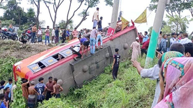 ঢাকা- বরিশাল মহাসড়কে নিয়ন্ত্রণ হারিয়ে বাস খাদে, নিহত ৫