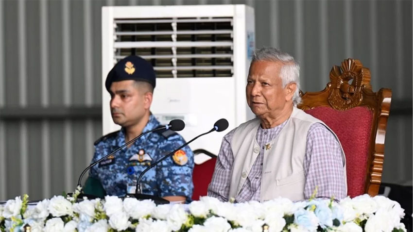 ড. মুহাম্মদ ইউনূস বাংলাদেশ বিমান বাহিনীর মহড়া পর্যবেক্ষণ করেন। ছবি: প্রধান উপদেষ্টার প্রেস উইং আমি যুদ্ধবিরোধী, তবে প্রস্তুত থাকা আবশ্যক: প্রধান উপদেষ্টা ড. মুহাম্মদ ইউনূস