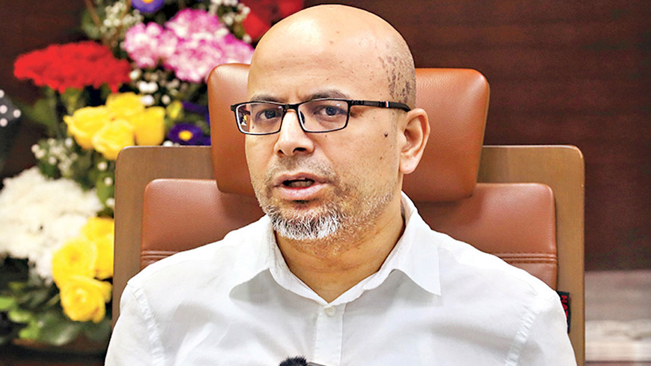 প্রধান উপদেষ্টার বিশেষ সহকারী ফয়েজ আহমদ তৈয়্যব, ফাইল ছবি।
তিন স্তরে ইন্টারনেটের দাম কমছে, মোবাইল অপারেটরদেরও মূল্য হ্রাসের আহ্বান