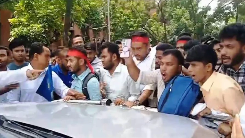 ছবি – ভিডিও থেকে নেওয়া। অটোপাসের দাবিতে জাতীয় বিশ্ববিদ্যালয়ের উপাচার্যের ওপর হামলা