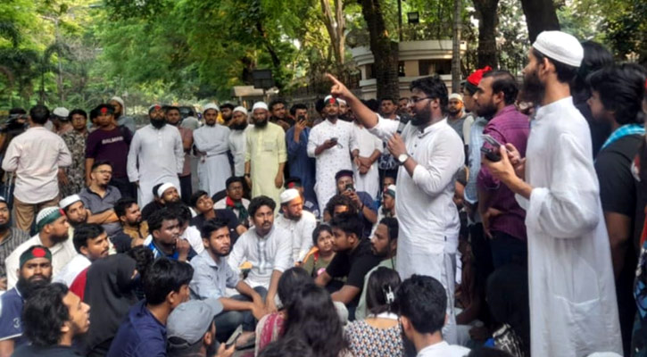 আওয়ামী লীগ নিষিদ্ধের দাবিতে যমুনার সামনে দ্বিতীয় দিনেও চলছে অবস্থান কর্মসূচি