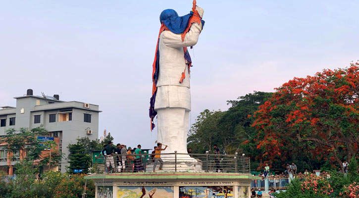 সংগৃহীত ছবি। রাঙামাটিতে শেখ মুজিবুর রহমানের ভাস্কর্য অপসারণের উদ্যোগ