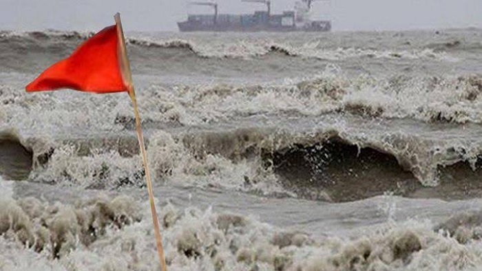 চার সমুদ্র বন্দরে ৩ নম্বর সতর্ক সংকেত