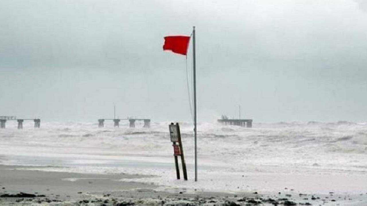 সাগরে লঘুচাপ: পায়রা বন্দরে ৩ নম্বর সতর্কতা সংকেত