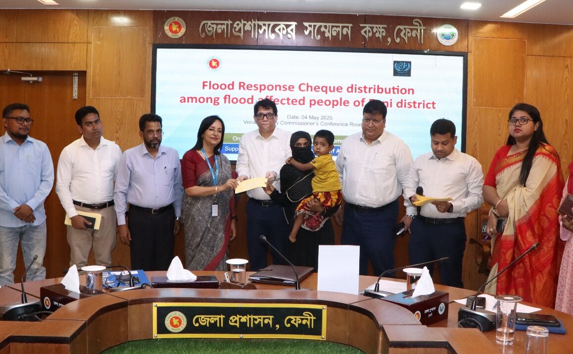 ফেনীর ১০০ পরিবারকে ইউনিসেফ স্টাফ এসোসিয়েশনের ২০ লাখ টাকার সহায়তা