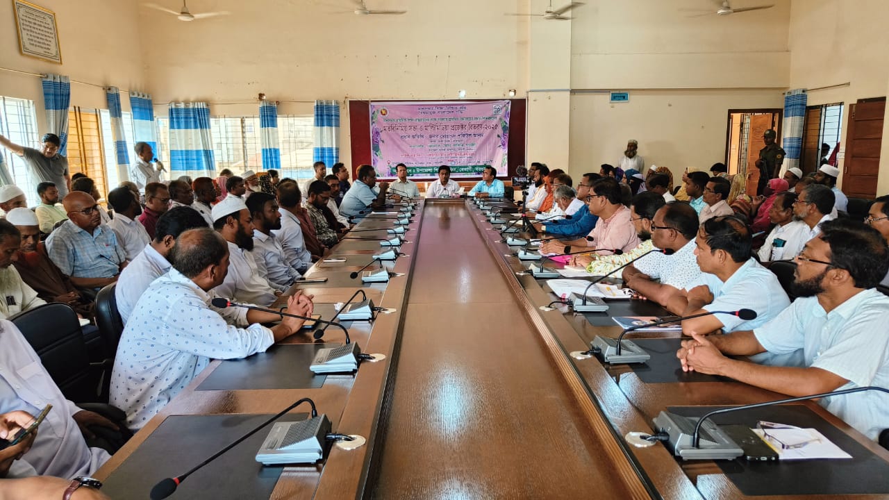 বেতাগীতে শিক্ষার্থীদের মাল্টিমিডিয়া প্রজেক্টর, স্বাস্থ্য সুরক্ষা ও ক্রীড়া সামগ্রী বিতরণ