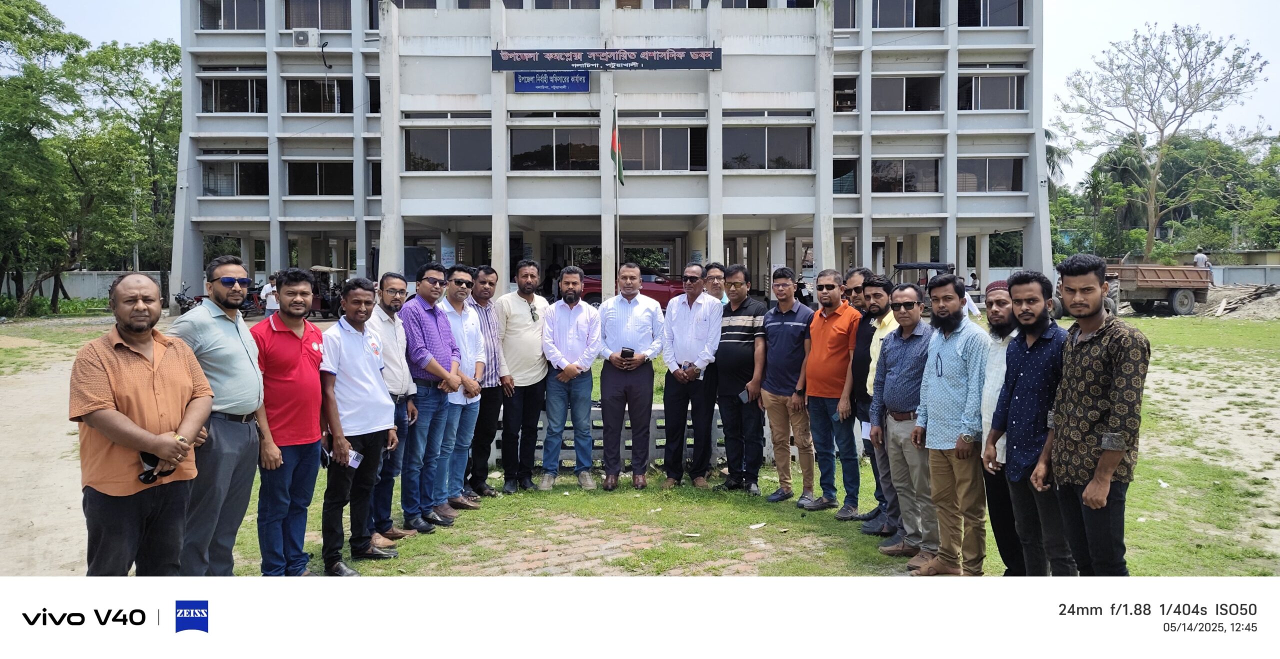 উপজেলা নির্বাহী কর্মকর্তা মাহমুদুল হাসান এর সঙ্গে স্থানীয় গণমাধ্যমকর্মীরা, ছবি- জহিরুল ইসলাম চয়ন / নিউজনেক্সট গলাচিপায় নবাগত ইউএনও’র সঙ্গে সাংবাদিকদের মতবিনিময়
