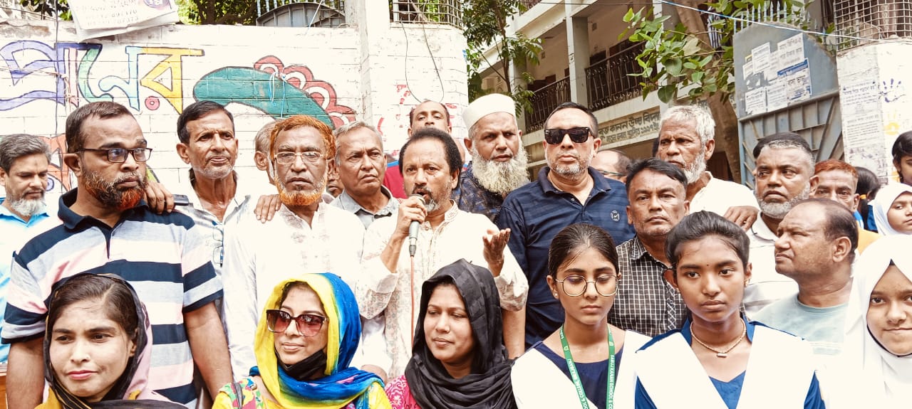 জাতীয় সঙ্গীত গেয়েই ‘অবমাননার’ বিরুদ্ধে শিক্ষার্থীদের নিয়ে প্রতিবাদ