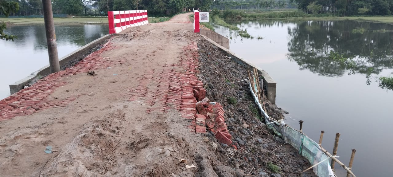 নির্মাণ শেষ না হতেই ধসে পড়ল সংযোগ সড়ক, ছবি – সুনামগঞ্জ প্রতিনিধি। নির্মাণ শেষ না হতেই ধসে পড়ল সংযোগ সড়ক, অনিয়মের অভিযোগ