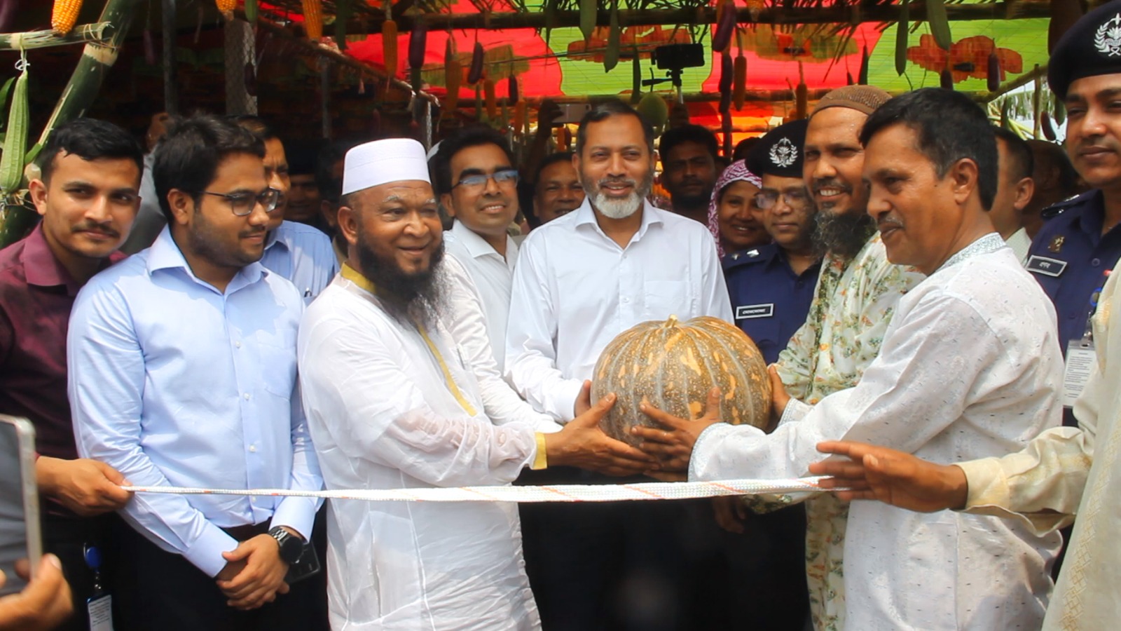 রাজশাহী বিভাগীয় কমিশনার খোন্দকার আজিম আহমেদকে মিষ্টি কুমড়া দিয়ে বরণ করে নেন কৃষকরা। ছবি – নিউজনেক্সট। কৃষকদের সাথে বিভাগীয় কমিশনারের মতবিনিময়