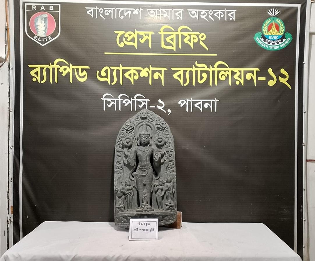 জব্দকৃত ৭৪ কেজি ওজনের কষ্টি পাথরের মূর্তি, ছবি – নিউজনেক্সট। র্যাবের যৌথ অভিযানে ৭৪ কেজি ওজনের কষ্টি পাথরের মূর্তিসহ আটক ১