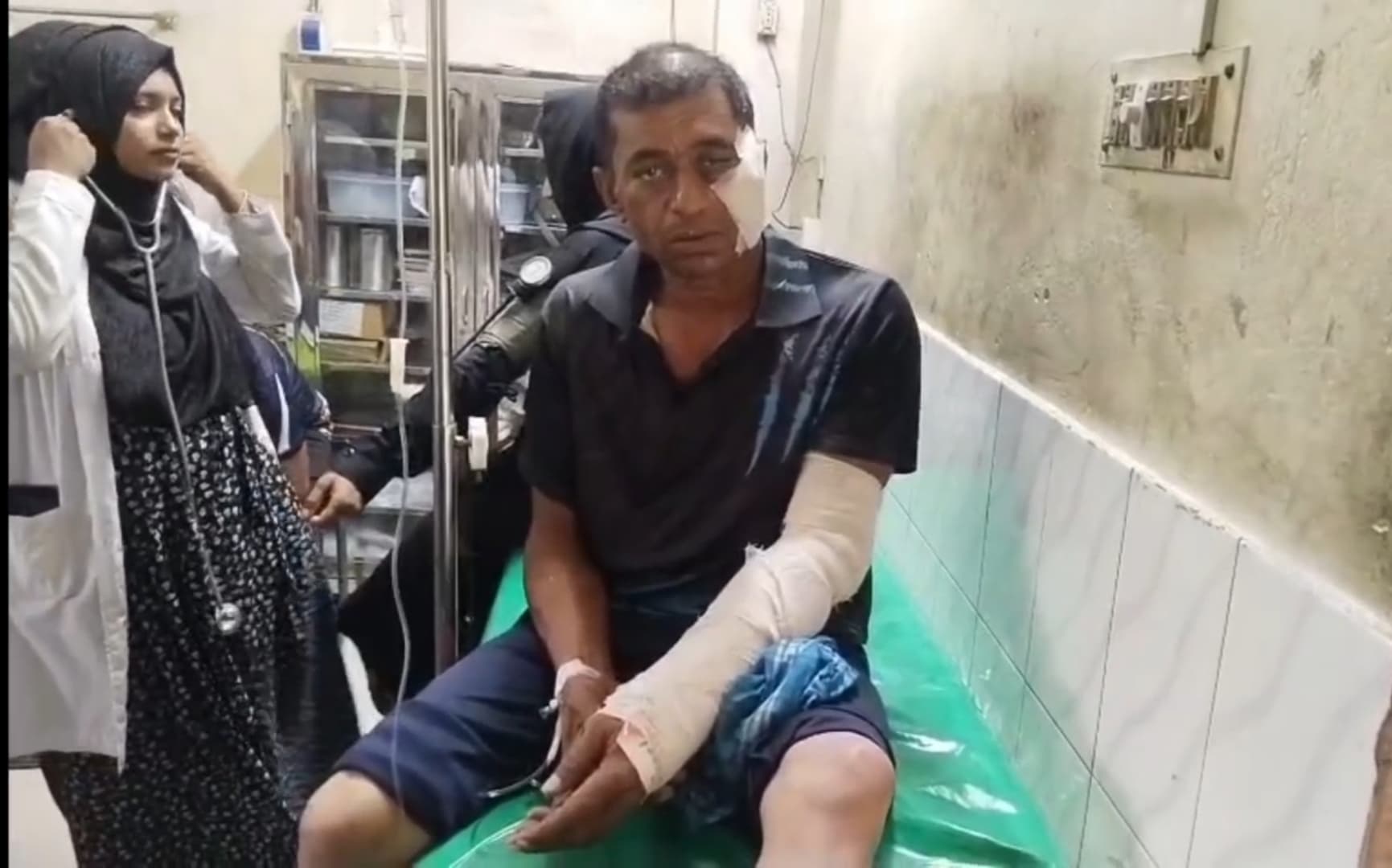 গুলিতে আহতদের হাসপাতালে চিকিৎসা দেয়া হয়, ছবি – নিউজনেক্সট । পদ্মা নদীর বালু মহালের দখল নিয়ে দুই পক্ষের সংঘর্ষ, গুলিবিদ্ধ ৭