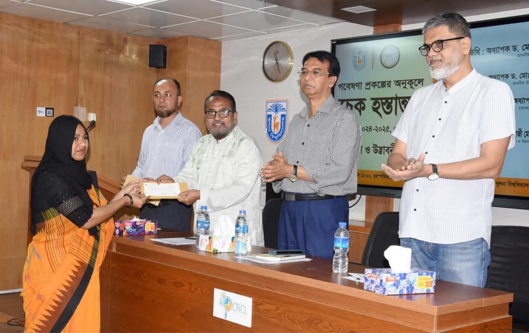 খুবিতে ২ কোটি ৫ লাখ টাকা গবেষণা অনুদানের চেক বিতরণ