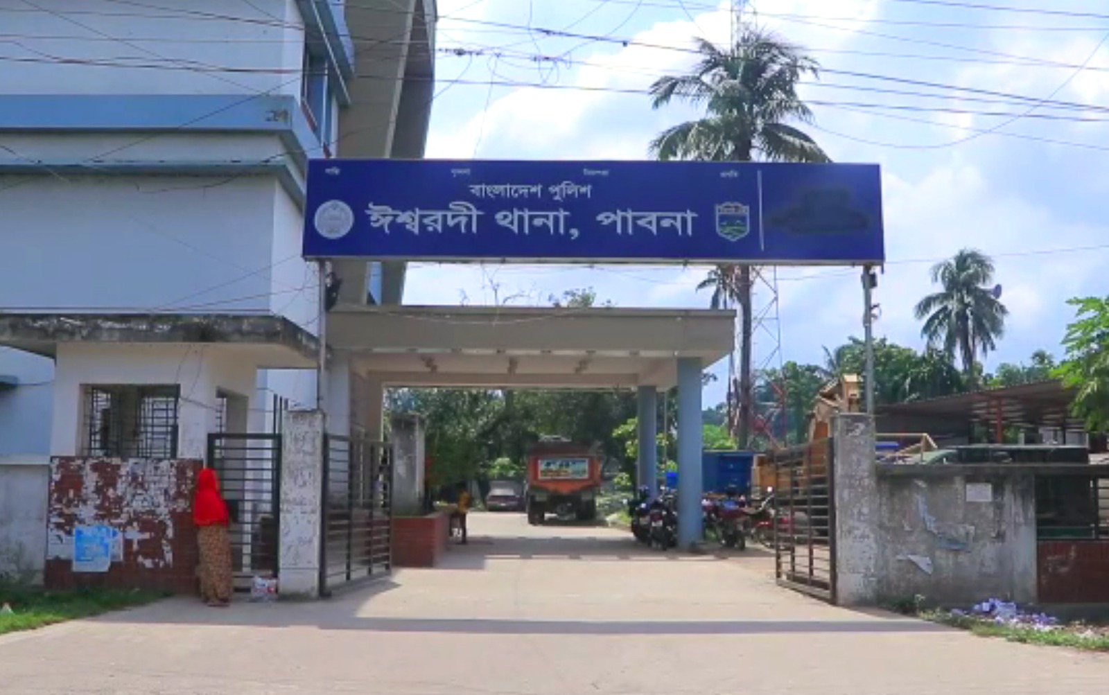 মহাসড়কে অস্ত্রের মুখে ট্রাকসহ ১৭টি গরু নিয়ে গেল ডাকাতদল