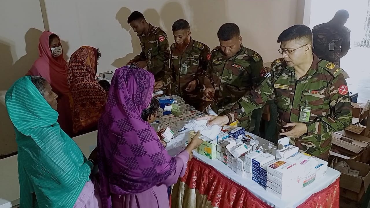 রাজশাহীতে সেনাবাহিনীর বিনামূল্যে চিকিৎসা সেবা ও ওষুধ প্রদান