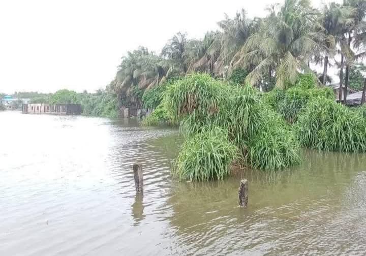 সেন্টমার্টিনে তলিয়ে গেছে শতাধিক বাড়ি