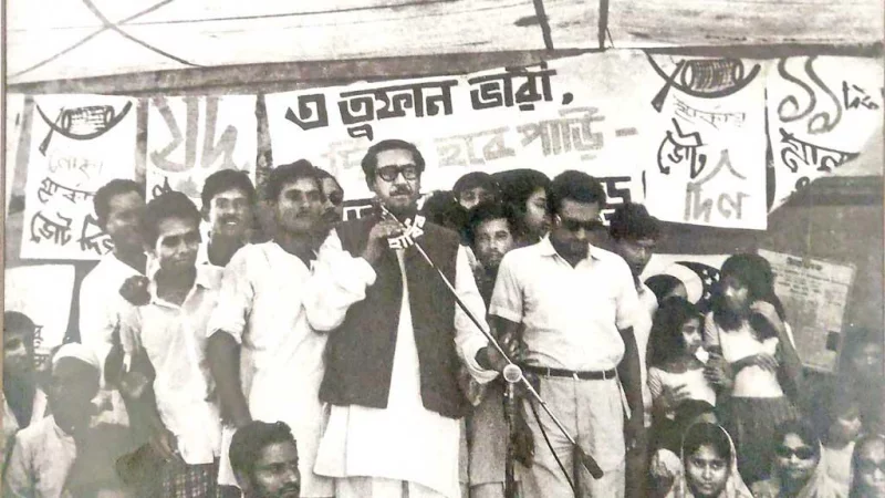 ১৯৭০ সালে আওয়ামী লীগের নির্বাচনী প্রচারণার সময় তেজগাঁওয়ে এক সভায় শেখ মুজিব। ছবি – ইন্টারনেট থেকে জেন-জি’র বিপ্লবের ভাষা: আপাতত রাজনীতি থেকে আওয়ামী লীগের টাটা, গুড বাই!