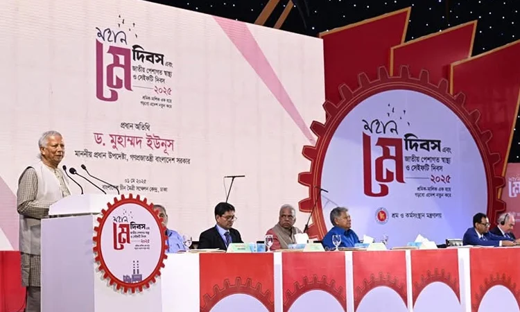 বাংলাদেশ-চীন মৈত্রী প্রদর্শনী কেন্দ্রে আয়োজিত এক অনুষ্ঠানে প্রধান উপদেষ্টা অধ্যাপক মুহাম্মদ ইউনূস বক্তব্য রাখেন। ছবি: প্রধান উপদেষ্টার ফেসবুক শ্রমিকদের আগের অবস্থায় রেখে নতুন বাংলাদেশ গড়া সম্ভব নয়: ড. ইউনূস