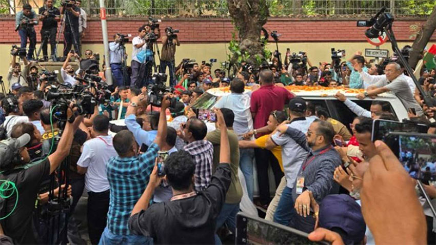 ফিরোজায় ফিরলেন খালেদা, স্লোগানে মুখর রাজপথ