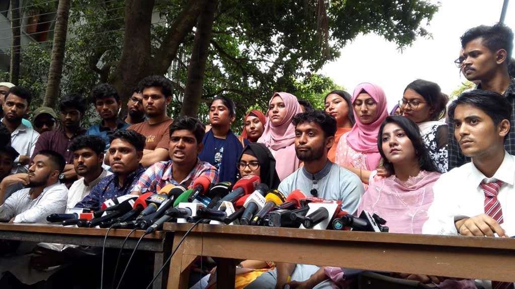 শনিবার বিকালে ইডেন মহিলা কলেজের গেইটের সামনে সংবাদ সম্মেলনে ৭ কলেজের শিক্ষার্থীরা, ছবি – নিউজনেক্সট।
প্রশাসনিক গড়িমসিতে ক্ষুব্ধ শিক্ষার্থীরা, আন্দোলনের প্রস্তুতি সাত কলেজে