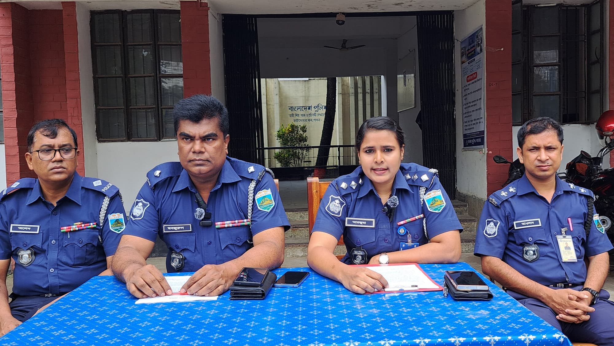 প্রেস ব্রিফিংয়ে সহকারী পুলিশ সুপার (চাটমোহর সার্কেল) আরজুমা আক্তার মানসিক বিপর্যস্ত মায়ের হাতে ছোট্ট সোহাগীর করুণ মৃত্যু