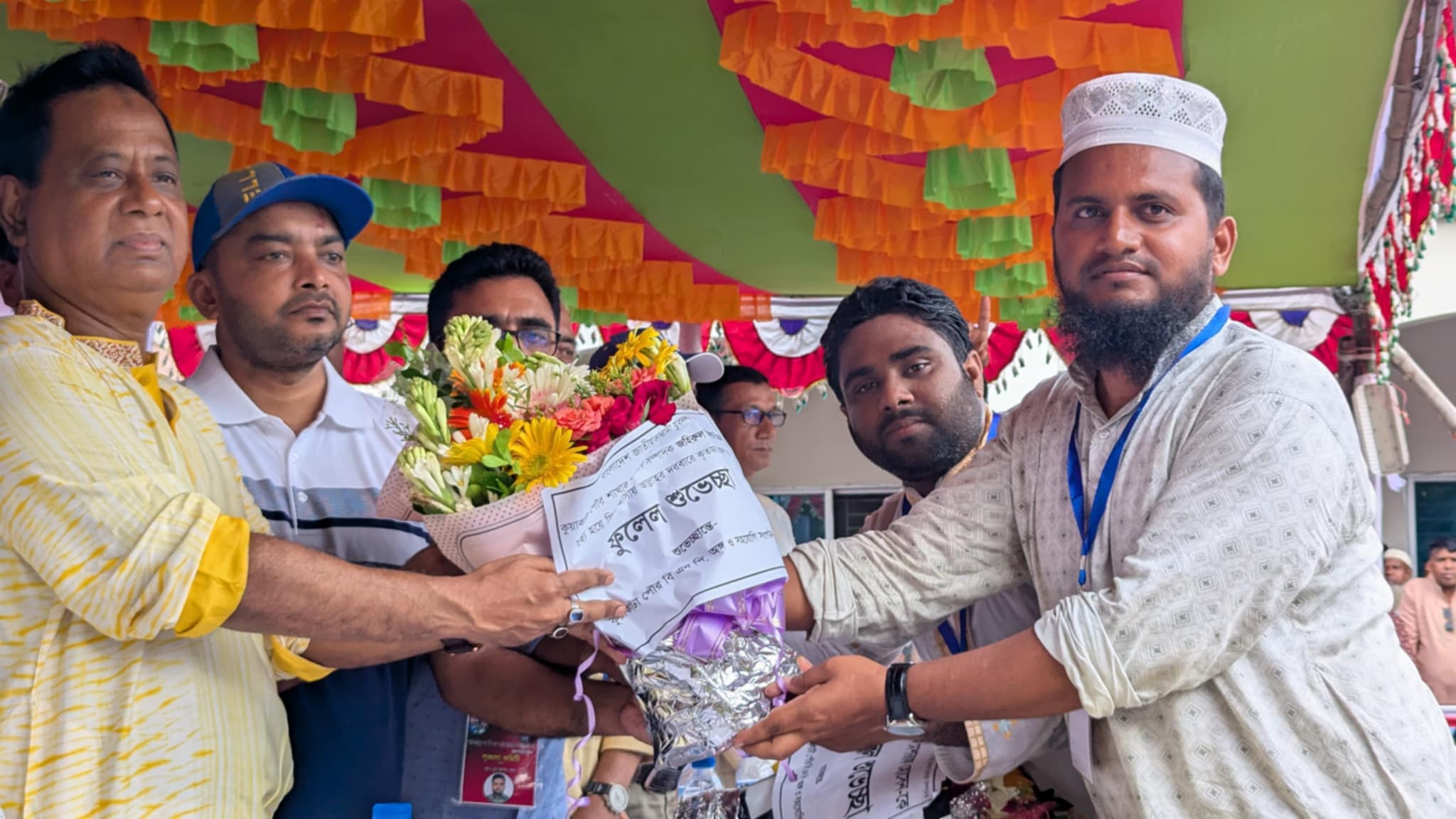 প্রাণে বেঁচে ফেরা সাংবাদিক মিরনকে কুয়াকাটায় গণসংবর্ধনা