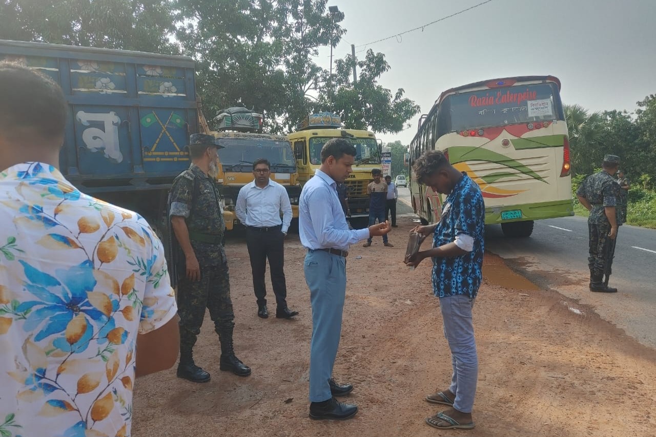 সাতক্ষীরায় খেলাপি মোটরযানের উপর মোবাইল কোর্ট