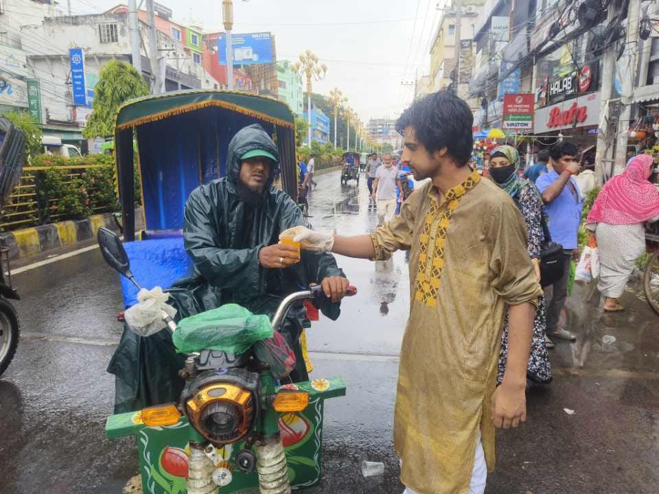 ভ্যাপসা গরমে ক্লান্ত পথচারীদের মাঝে শরবত বিতরণ করলো এনসিপির শ্রমিক উইং