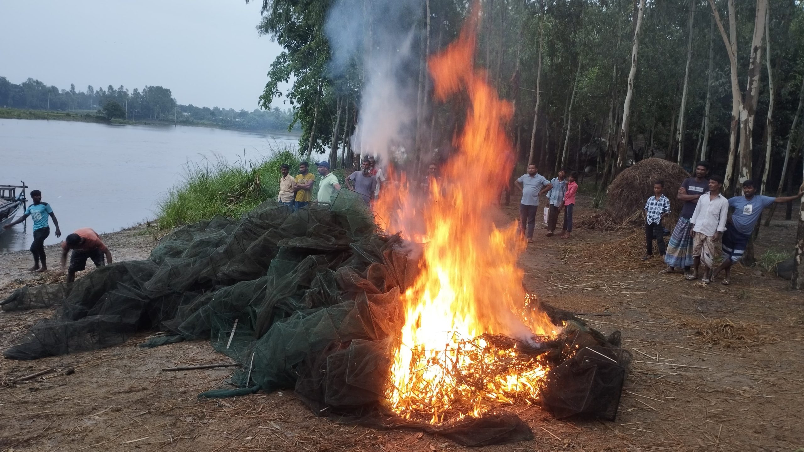 চাটমোহরে ২০ লক্ষাধিক টাকার অবৈধ চায়না দুয়ারি জাল পুড়িয়ে ধ্বংস