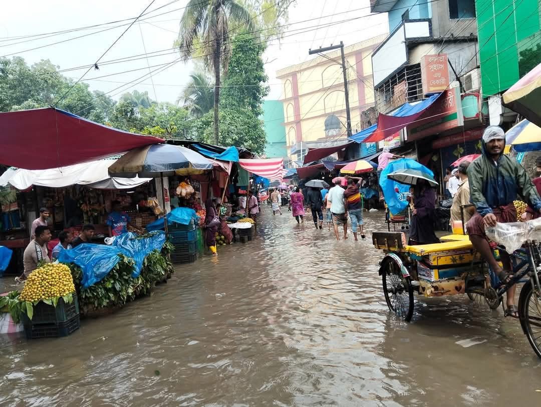 সামান্য বৃষ্টিতেই থৈ থৈ পানি, চরম ভোগান্তিতে উল্লাপাড়া বাজার