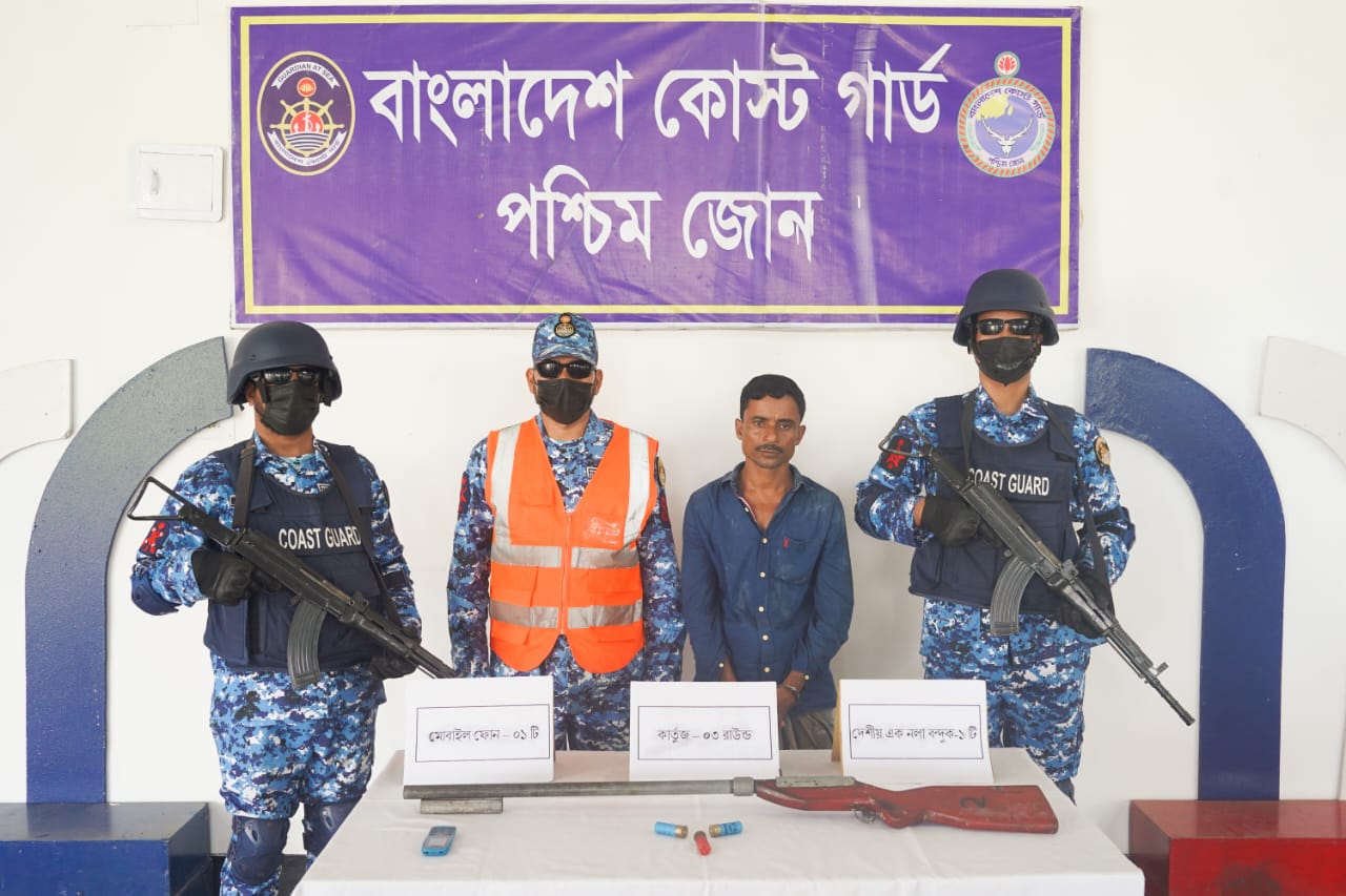 সুন্দরবনে কোস্ট গার্ডের অভিযানে করিম শরীফ বাহিনীর সহযোগী গ্রেপ্তার, অস্ত্র-গুলি উদ্ধার