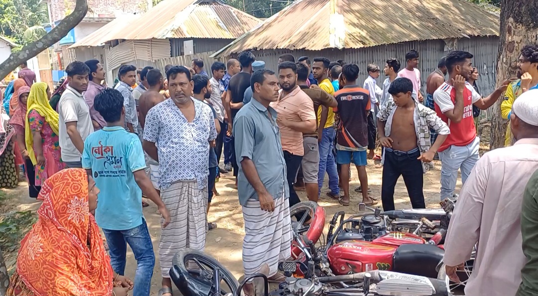 চাটমোহরে দুই পক্ষের সংঘর্ষে আহত ১৫, চারটি মোটরসাইকেল ও দোকান ভাঙচুর
