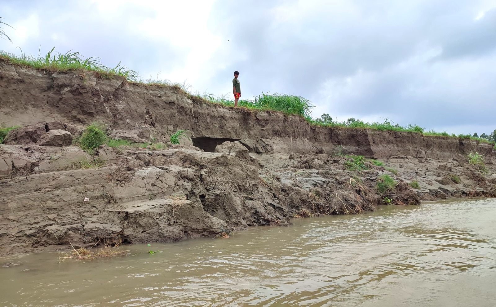 বর্ষা মৌসুমের শুরুতেই বেড়ায় যমুনা নদীতে ভাঙন; দিশেহারা নদীপাড়ের বাসিন্দারা