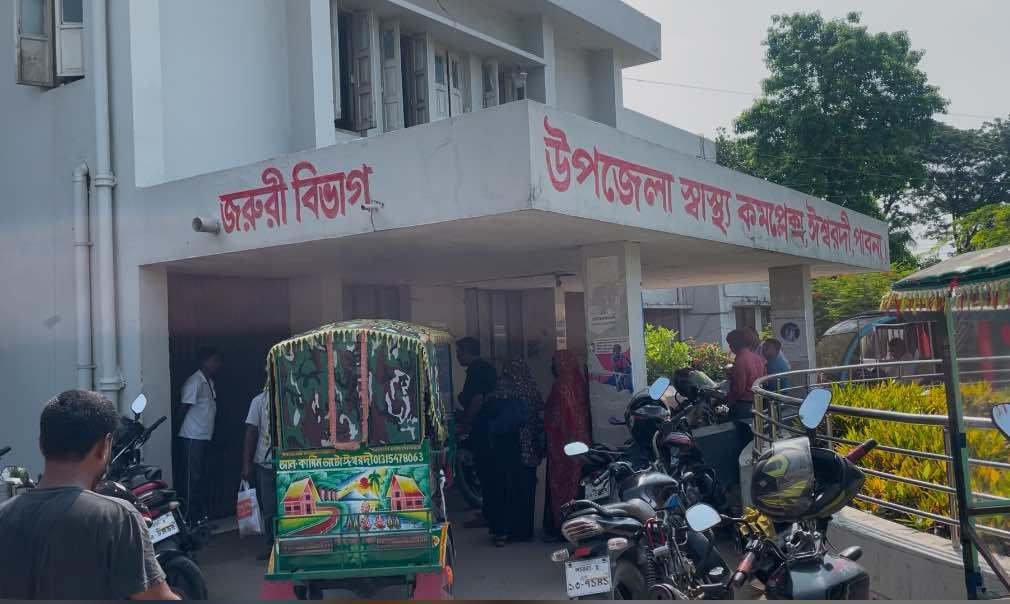 ঈশ্বরদীতে কাভার্ডভ্যান চাপায় প্রাণ গেল মা-মেয়ে সহ ৩ জনের