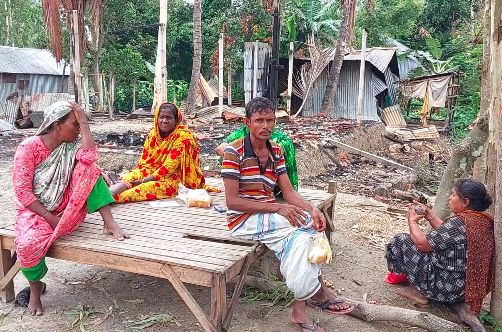 হত্যাকাণ্ডে জড়িত না হয়েও নিঃস্ব সাত পরিবার