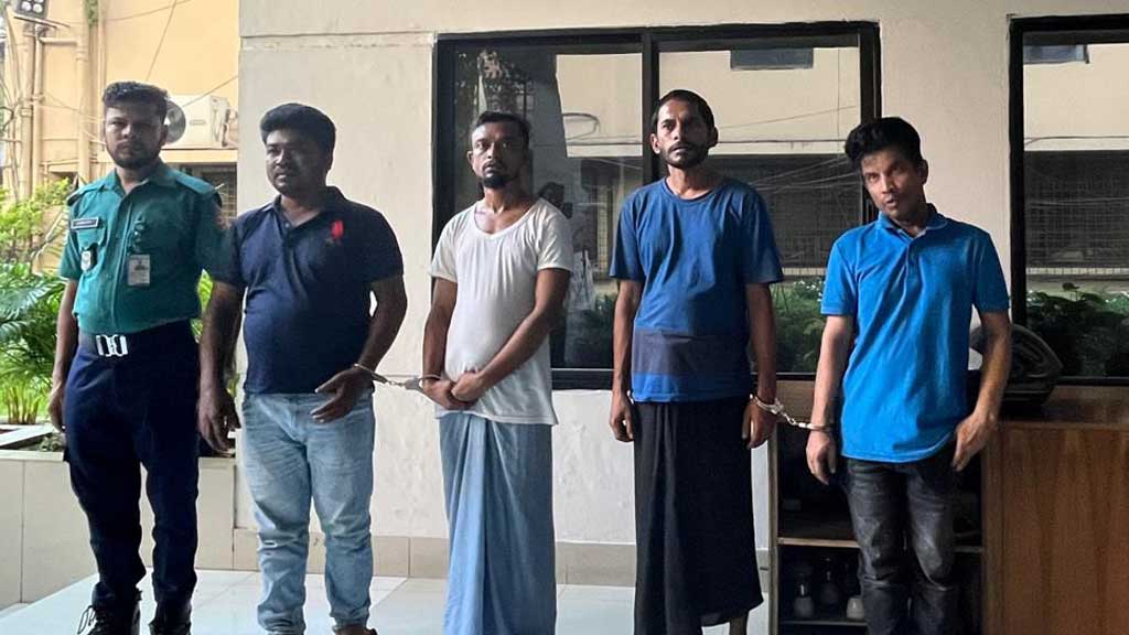 দুদক কর্মকর্তার পরিচয়ে প্রতারণা: চক্রের চারজন গ্রেপ্তার