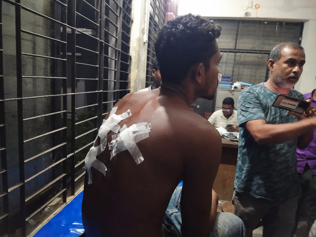 ফেসবুকে স্ট্যাটাসের প্রতিবাদ করায় মৎস্যজীবী দলের আহ্বায়ককে কোপানোর অভিযোগ